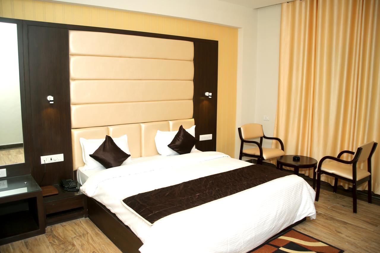 Hotel Lavanya Palace Ratlām Kültér fotó