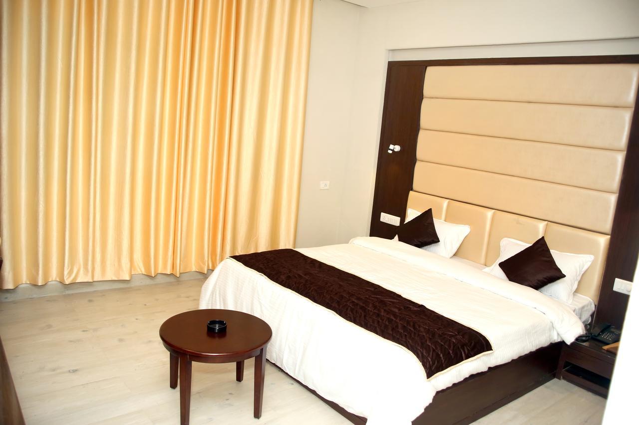 Hotel Lavanya Palace Ratlām Kültér fotó