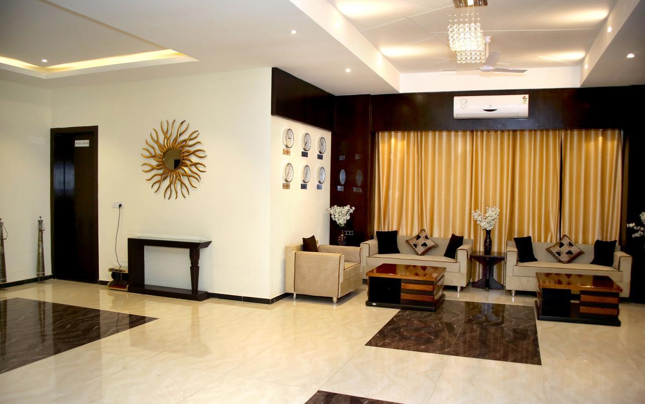 Hotel Lavanya Palace Ratlām Kültér fotó