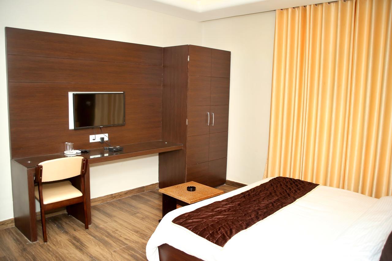 Hotel Lavanya Palace Ratlām Kültér fotó