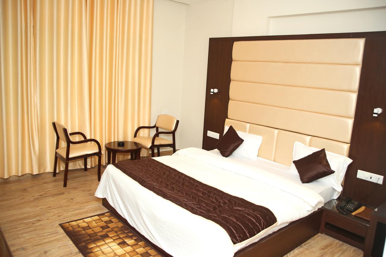 Hotel Lavanya Palace Ratlām Kültér fotó